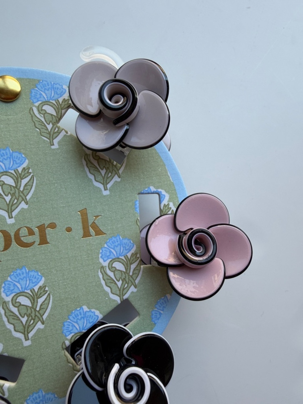 Piper.k rose-shaped hair clips. - Picture 4 of 10